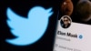 Foto ilustrasi yang menunjukkan akun Twitter milik Elon Musk dan logo Twitter. Foto diambil pada 15 April 2022. (Foto: Reuters/Dado Ruvic)