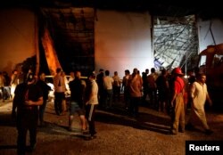 Orang-orang berkumpul di lokasi kebakaran fatal pada perayaan pernikahan, di distrik Hamdaniya di provinsi Nineveh Irak, Irak, 27 September 2023. (REUTERS/Khalid Al-Mousily)