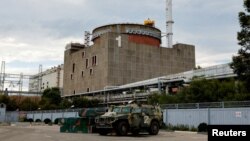 우크라이나 남부 자포리자 주 에네르호다르에 있는 원자력발전소 단지를 러시아 군용 차량이 경비하고 있다. (자료사진)