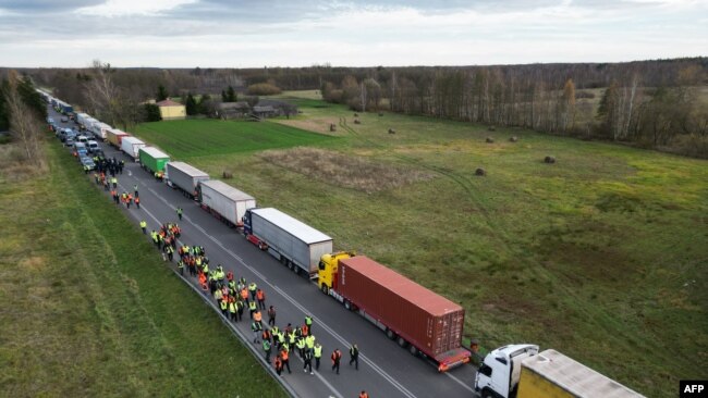 Вантажівки біля польсько-українського кордону в Дорогуську, Польща, 10 листопада 2023 року. (Фото: Damien SIMONART / AFP)