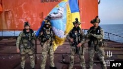 Fotografija čiji datum nastanka nije poznat, a koju je na Telegramu 11. septembra objavilo Ministarstvo odbrane Ukrajine, koja navodno pokazuje ukrajinske vojnike na naftnoj platformi na Crnom moru. (Foto: AFP/Telegram/@Diukraine)