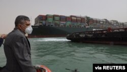 Osama Rabie, Chủ tịch Cơ quan quản lý Kênh đào Suez, đang giám sát tình hình gần con tàu chở container bị mắc cạn Ever Given tại kênh đào Suez, Ai Cập, ngày 25/3/2021. (Reuters)