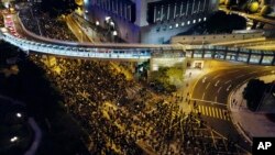 Para pemrotes pro-demokrasi bergerak menuju pusat kota Hong Kong, Minggu, 8 Desember 2019.