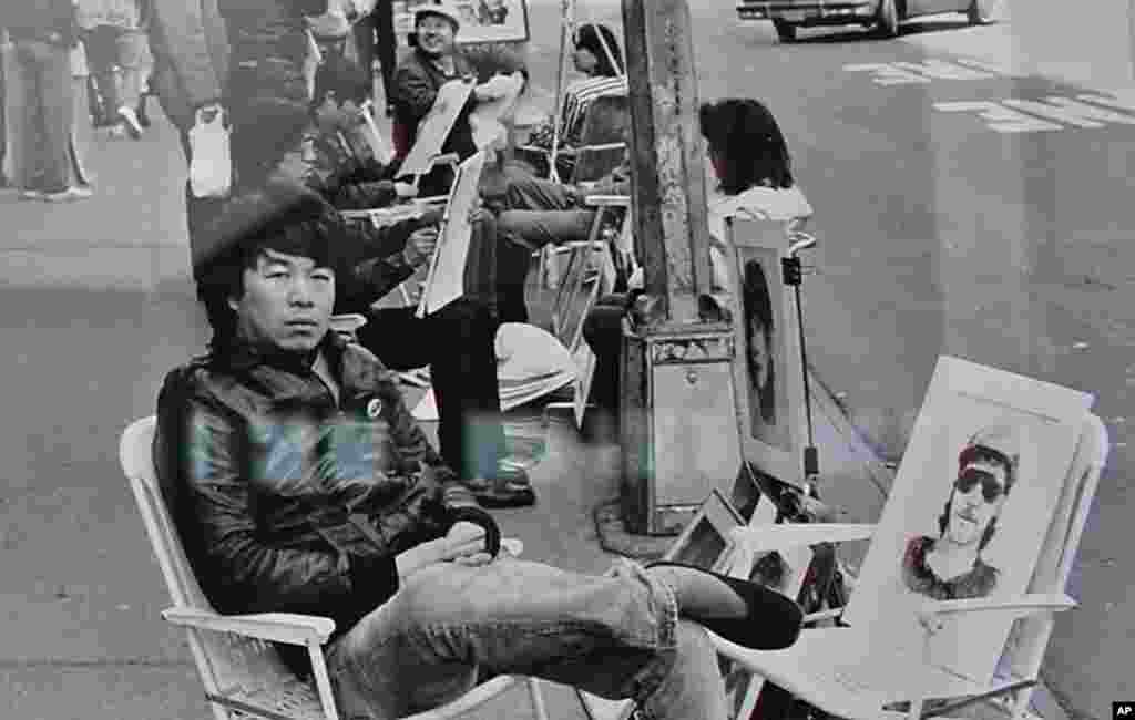 1980年代青年艾未未在纽约街头画人像为生 (翻拍和截取自艾未未的展出照片)