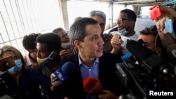 El líder opositor venezolano Juan Guaidó, cuyo gobierno interino ha sido reconocido por más de medio centenar de países, conversa con periodistas en Caracas, el 12 de julio de 2021.