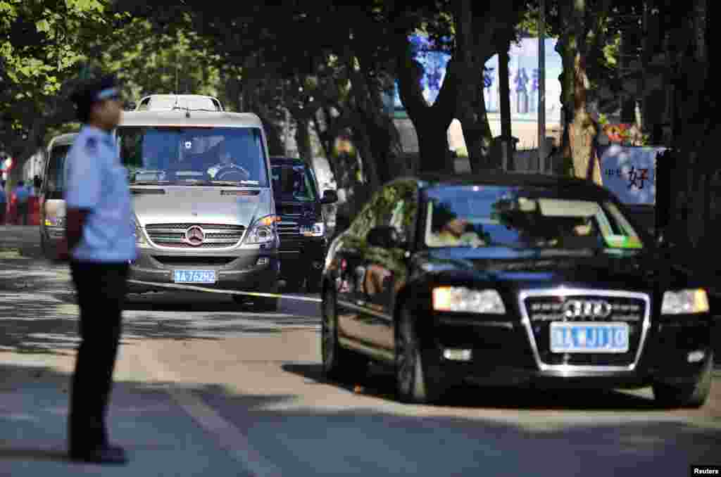 A black minivan (behind silver Mercedes minivan) believed to be carrying disgraced Chinese politician Bo Xilai arrives at the Jinan Intermediate People&#39;s Court ahead of the fifth day of Bo&#39;s trial in Jinan, Shandong province, August 26, 2013.&nbsp;