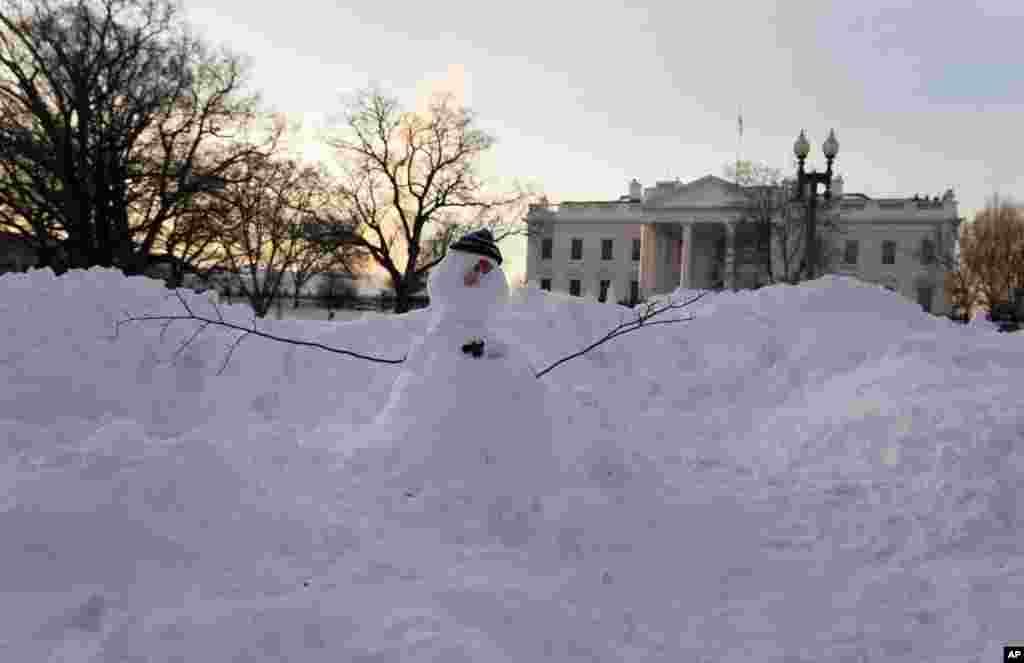 &quot;A snowman&quot; stands in Lafayette Park, across the street from the White House in Washington, Monday, Jan. 25, 2016. East Coast residents face fresh challenges as the workweek begins: slippery roads, spotty transit service mounds of snow, and closed schools and government offices. (AP Photo/Carolyn Kaster)