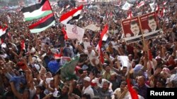 Supporters of Muslim Brotherhood's presidential candidate Mohamed Morsi celebrate his victory at Tahrir Square in Cairo, June 24, 2012. 