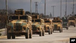 지난 22일 시리아 북서부 이들리브주에서 터키군 차량이 줄지어 이동하고 있다. 