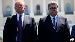 El presidente Donald Trump con el fiscal general de EE.UU. William Barr durante una ceremonia en el Día Nacional de los Oficiales de Paz, en el Capitolio. Washington, mayo 15 de 2019.