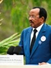 FILE - Presiden Kamerun Paul Biya dalam upacara peringatan 80 tahun pendaratan Sekutu di Provence selama Perang Dunia II, di Pemakaman Nasional Boulouris di Boulouris-sur-Mer, Prancis, 15 Agustus 2024.