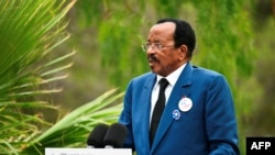 FILE - Presiden Kamerun Paul Biya dalam upacara peringatan 80 tahun pendaratan Sekutu di Provence selama Perang Dunia II, di Pemakaman Nasional Boulouris di Boulouris-sur-Mer, Prancis, 15 Agustus 2024.