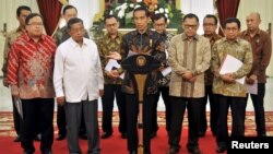 Presiden Joko Widodo (tengah) mengumumkan Paket Kebijakan Ekonomi di Istana Merdeka Jakarta, hari Rabu 9 September 2015 (foto: Antara).