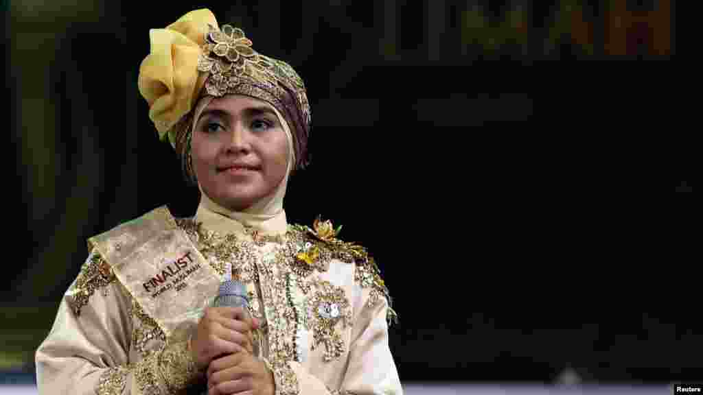 &nbsp;Noor Aspasia, candidate de l'Indonésie, attend la question des juges sur scène lors de la 3ème édition mondiale "Miss Muslimah" à Jakarta le 18 septembre 2013. Photo d'archive.