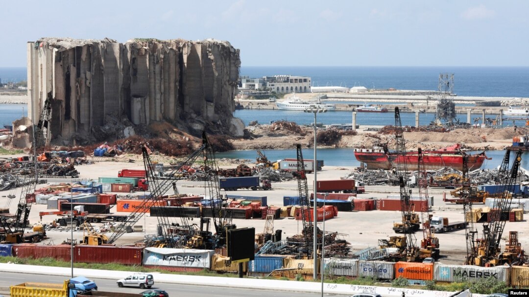Sejumlah kendaraan dekat tempat penyimpanan pangan yang rusak saat ledakan di pelabuhan Beirut, Lebanon, 9 April 2021.