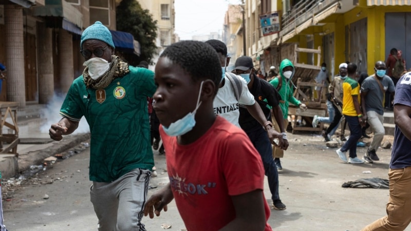 Policiers et étudiants s'affrontent à Dakar