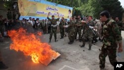 هێزێـکی به‌سیجی ئێران مه‌شق ده‌کات، (ئه‌رشیفی وێنه‌)