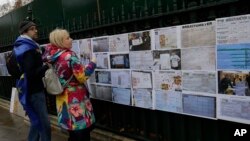 Anti-Brexit campaigners put up 'Brexitometer' results from around the country opposite parliament in Westminster in London, England, Dec. 5, 2018. 