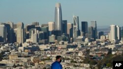 Bernal Heights Hill, San Francisco, California, Senin, 7 Desember 2020. (AP Photo / Jeff Chiu). California Selatan memberlakukan lockdown (PSBB) untuk menekan penyebaran virus Covid-19, Senin, 7 Desember 2020.