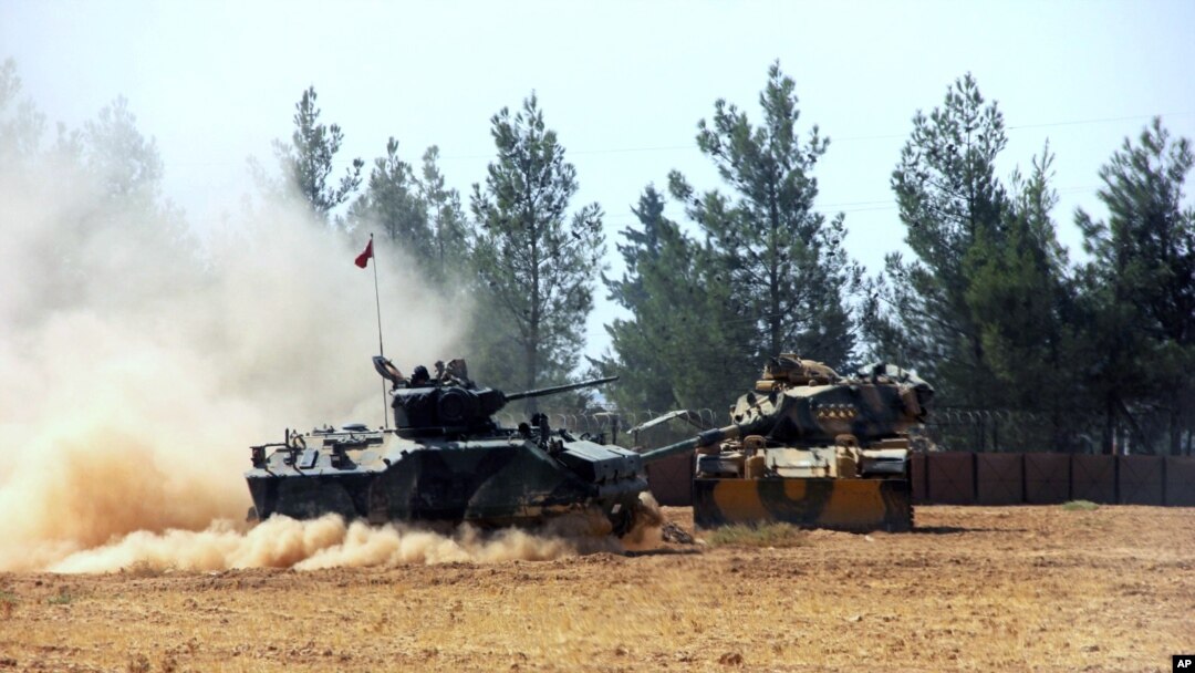 Xe tăng và xe bọc thép Thổ Nhĩ Kỳ được nhìn thấy gần biên giới với Syria, ở Karkamis, Thổ Nhĩ Kỳ, 23/8/2016.