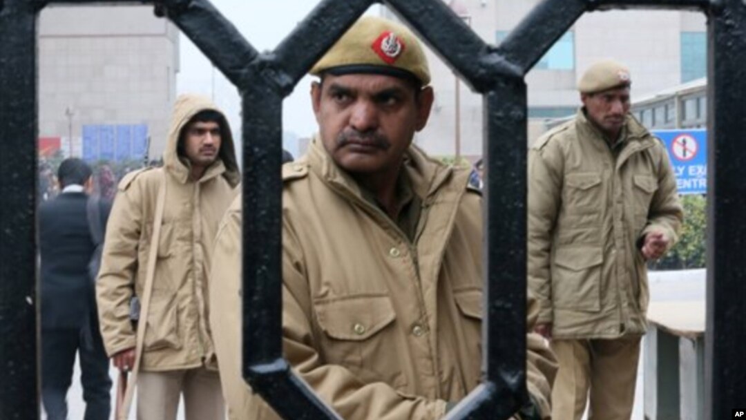 Polisi India mengamankan komplek pengadilan yang menyidangkan para tertuduh pemerkosaan terhadap seorang perempuan di bis di New Delhi (foto: dok). 