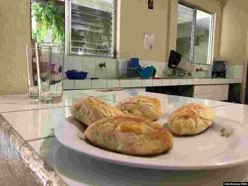 Un plato con comida dentro de la Casa del Migrante