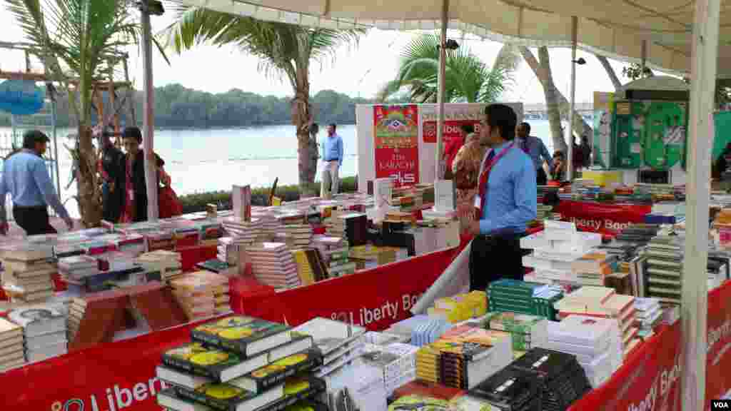 اس بار یہ ادبی میلہ ساحلِ سمندر پہ واقع 'بیچ لگژری ہوٹل' میں ہورہا ہے