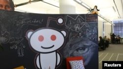 La mascota de la plataforma Reddit se muestra en las oficinas localizadas en San Francisco, California. Abril, 2014.[Foto de Archivo]