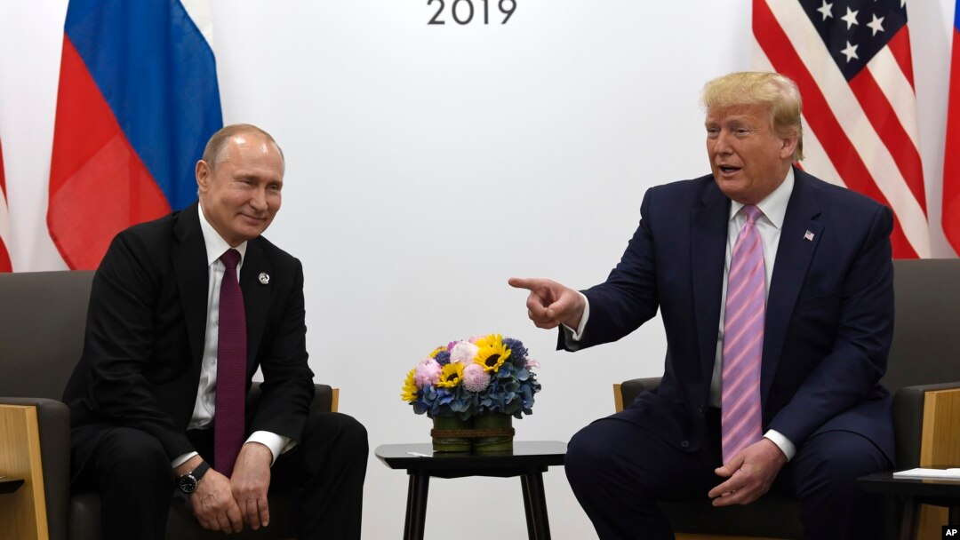 Presiden AS Donald Trump (kanan) dan Presiden Rusia Vladimir Putin berkelakar pada pertemuan di Osaka, Jepang, Jumat (28/6). 