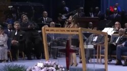 Ariana Grande rend hommage à Aretha Franklin (vidéo)