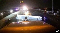 Kru Departemen Transportasi Ohio membersihkan puing-puing dari jalan raya di di Interstate 75 utara Dayton, Ohio, Selasa pagi, 28 Mei 2019, pasca hantaman angin kencang yang disinyalir tornado menghantam kawasan tersebut, Senin malam. (Foto: Departemen Transportasi Ohio via AP).