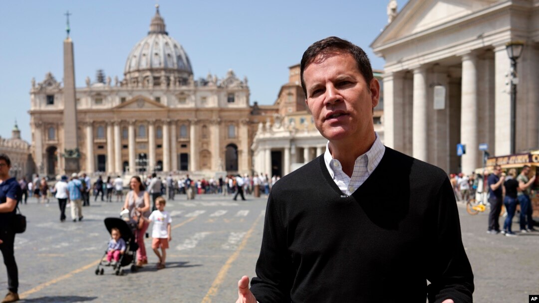 Juan Carlos Cruz, una de las víctimas chilenas de abuso sexual a manos de un prelado católico habla con The Associated Press en El Vaticano, donde el Papa Francisco ha prometido reunirse con él y otras víctimas del escándalo.