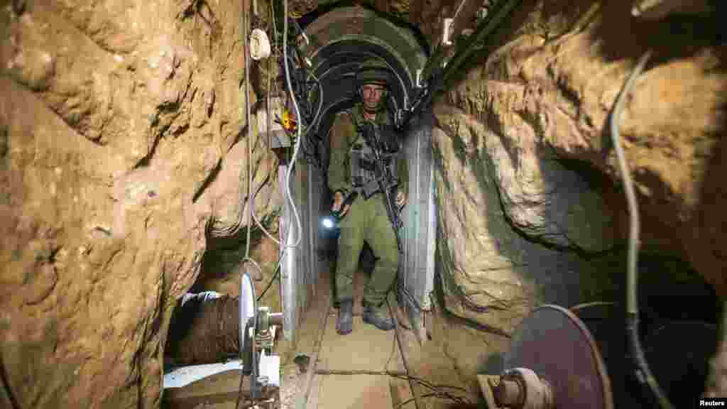 An Israeli army officer gives explanations to journalists during an army organized tour in a tunnel said to be used by Palestinian militants for cross-border attacks, July 25, 2014.&nbsp;