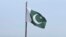 Bendera Pakistan berkibar di Islamabad, Pakistan, pada 27 Juli 2022. Pakistan mengecam "kegagalan" Jerman dalam menjaga konsulatnya di Frankfurt agar tidak diserbu dan dirusak oleh pengunjuk rasa yang dilaporkan membawa bendera nasional Afghanistan. (Foto: AP)