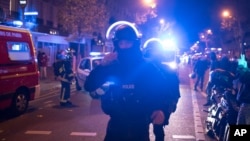 Polisi khusus Perancis mengepung lokasi gedung konser Bataclan pasca serangan di Paris (13/11). Jaksa Italia mengatakan dalam upaya melawan teror, tidak mungkin sebuah negara bisa melakukan semuanya sendirian. 