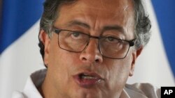 ARCHIVO - El presidente de Colombia, Gustavo Petro, habla durante una cumbre sobre migración en Palenque, México, el domingo 22 de octubre de 2023.