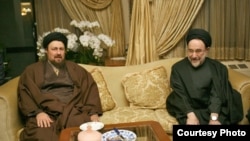 حضور محمد خاتمی و حسن خمینی در منزل صادق طباطبائی
عکس از پایگاه خبری جماران