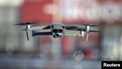 Sebuah drone yang diproduksi oleh perusahaan China melakukan demonstrasi terbang di Montreal, Kanada (foto: ilustrasi). 