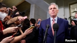 El representante republicano por California Kevin McCarthy habla con reporteros después de una reunión del caucus republicano de la Cámara de Representantes el primer día del 118º Congreso en el Capitolio de los Estados Unidos en Washington, el 3 de enero de 2023. 