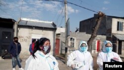 Trabajadoras de la salud realizan pesquisa en las afueras de Buenos Aires, Argentina, el 3 de agosto de 2020.