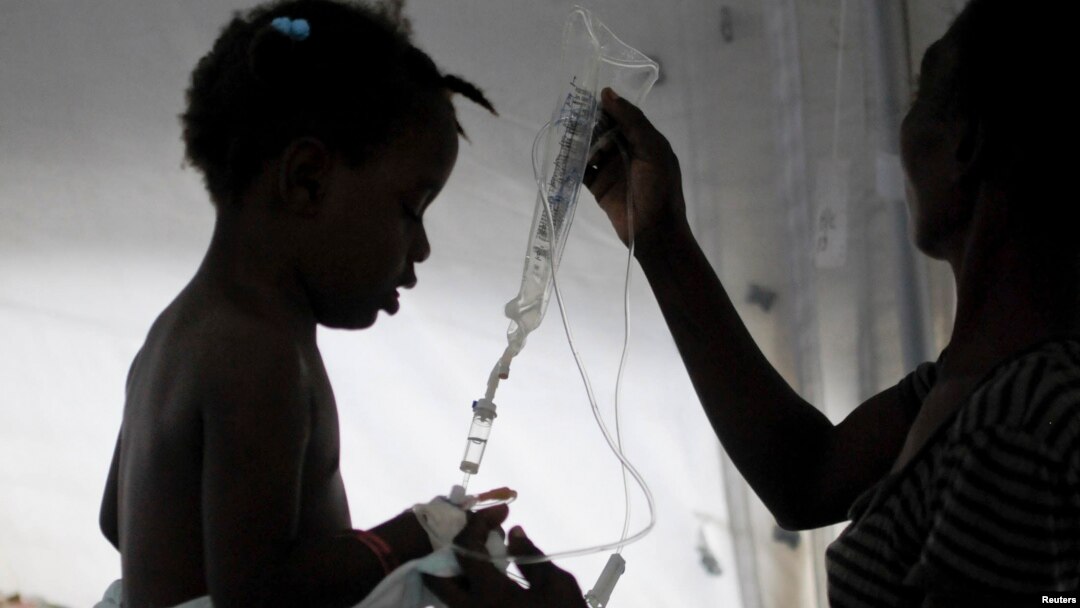 Seorang anak Haiti yang menderita kolera mendapatkan perawatan di fasilitas kesehatan yang dibangun "Dokter Tanpa Tapal Batas" di ibukota Port-au-Prince (foto: dok).