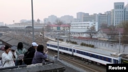 2026년 3월 12일, 북한 평양으로 향하는 국경 횡단 열차가 중국 베이징의 베이징역을 출발하고 있다.