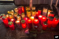 Sejumlah lilin dinyalakan di lokasi serangan penikaman di Villach, Austria, Minggu, 16 Februari 2025. (Foto: AP/Darko Bandic)