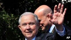 Minis Jistis Lèzetazini an, Jeff Sessions, (gwo plan, devan) .