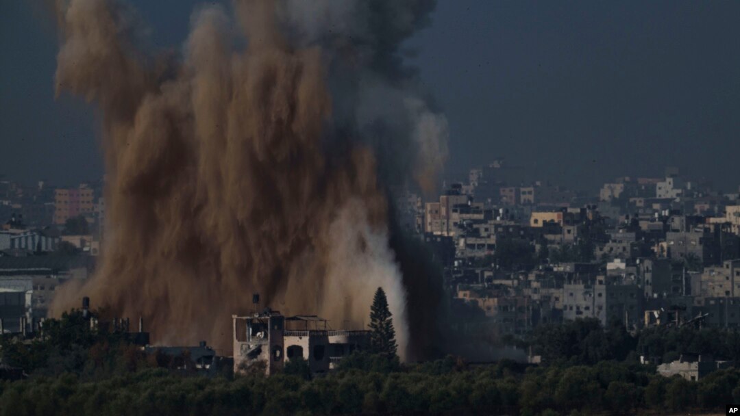 Một cuộc không kích của Israel ở Dải Gaza được nhìn thấy từ miền nam Israel, ngày 10 tháng 11 năm 2023.
