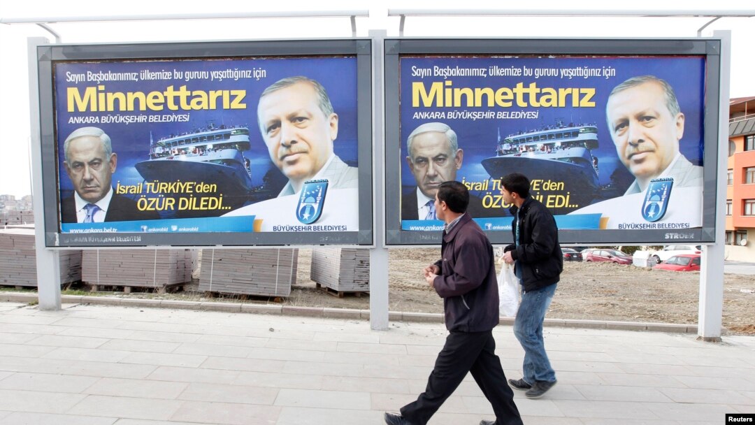 Anqara ko'chalarining birida Turkiya va Isroil rahbarlarining surati. "Isroil Turkiyadan uzr so'radi", deyiladi suratda. 