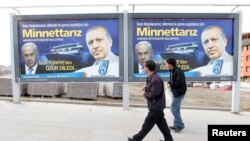 Turkiya rahbari Rajab Toyib Erdog'an (o'ngda) va Isroil Bosh vaziri Benyamin Netanyaxu tasvirlangan plakat Anqarada (Arxivdagi surat, 2013-yil).