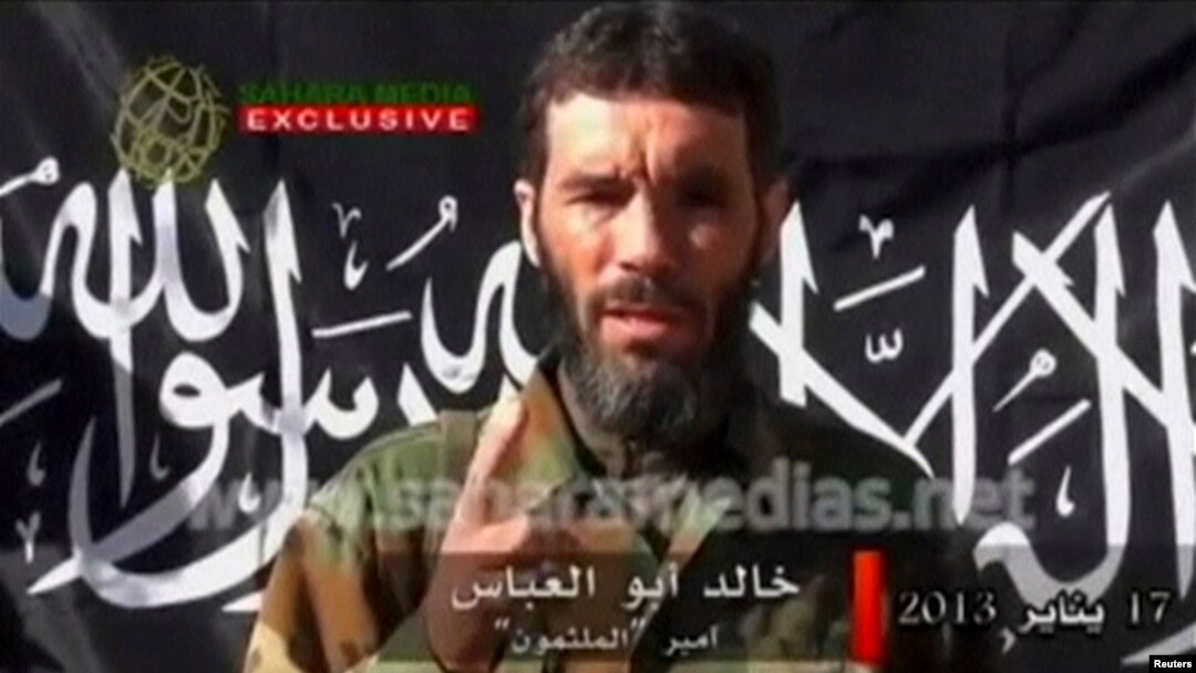 ARSIP – Tokoh teroris yang dicari-cari, Mokhtar Belmokhtar tampak berbicara dalam foto cuplikan tak bertanggal yang dirilis oleh Sahara Media, 21 Januari 2013 (foto: REUTERS/Sahara Media via Reuters TV)