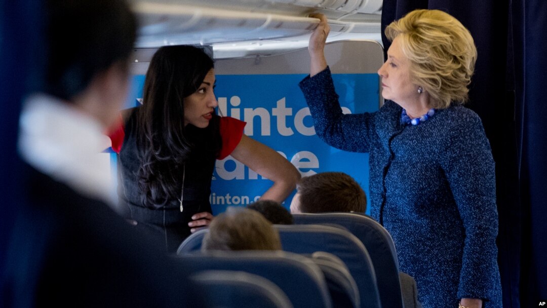 Hilari Klinton u razgovoru sa savetnicom Humom Abedin u avionu