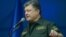 Президент Украины Петр Порошенко (в центре) в Мариуполе. 8 сентября 2014 г. 